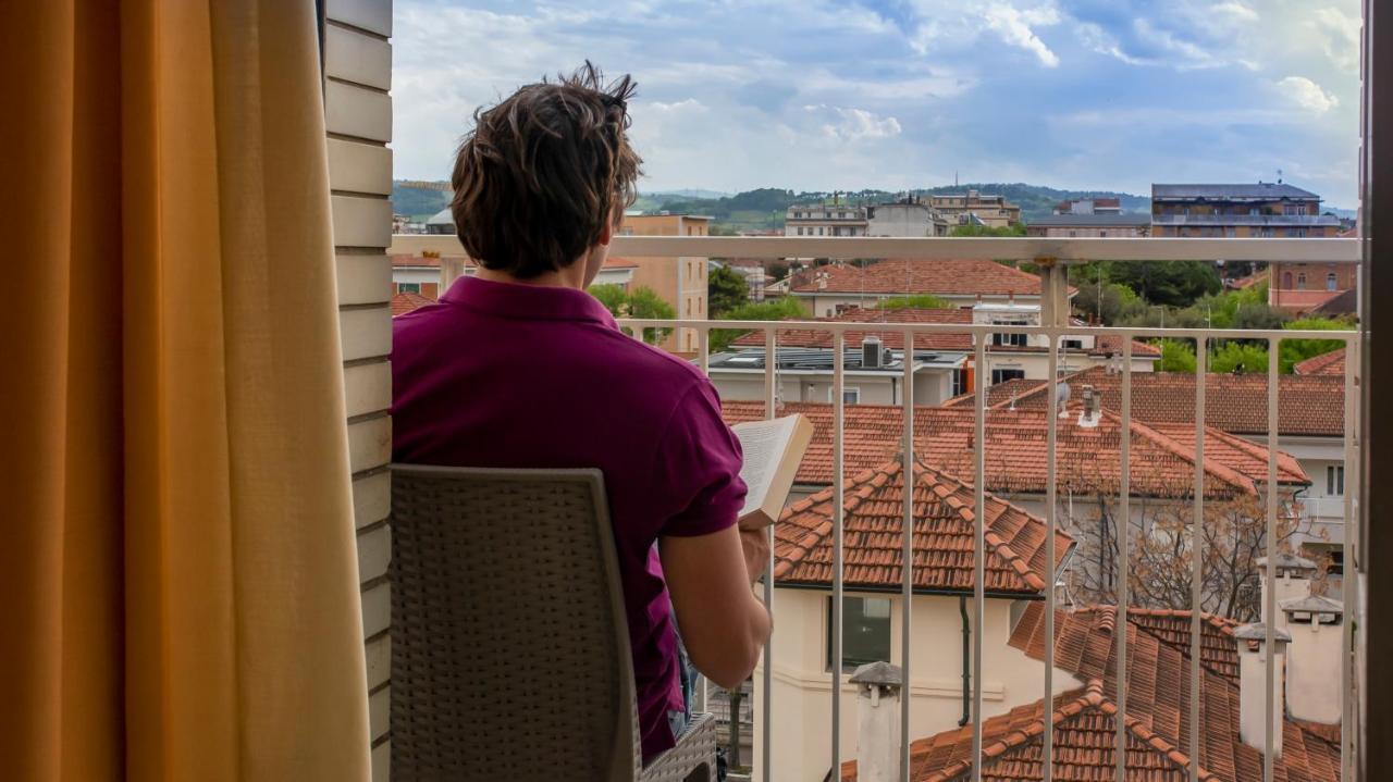 Hotel President'S Πέζαρο Εξωτερικό φωτογραφία